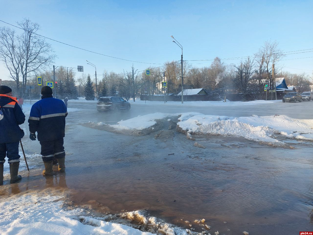 Холодная вода разлилась на перекрёстке улиц Коммунальной и Петровской в  Пскове. ФОТО : Псковская Лента Новостей / ПЛН