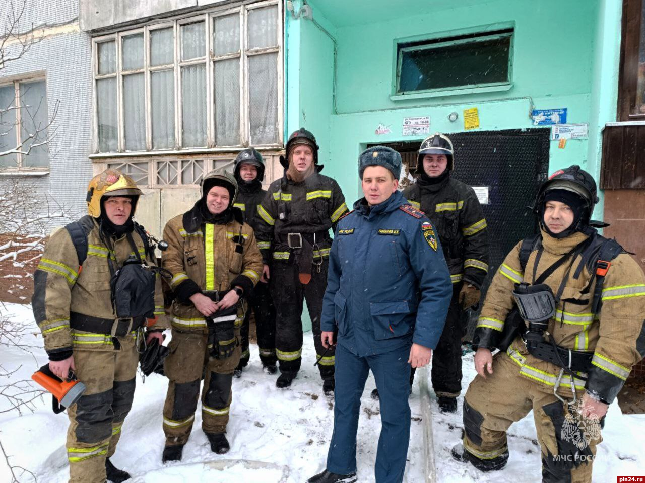 Одного ребенка и еще троих человек спасли пожарные на улице Инженерной в  Пскове