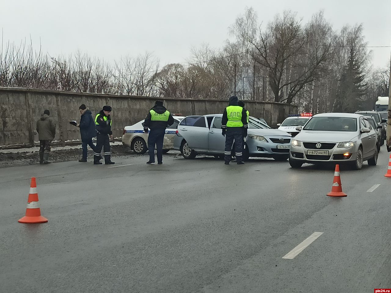 Автомобиль ДПС столкнулся с Toyota на улице Стрелковой Дивизии в Пскове :  Псковская Лента Новостей / ПЛН