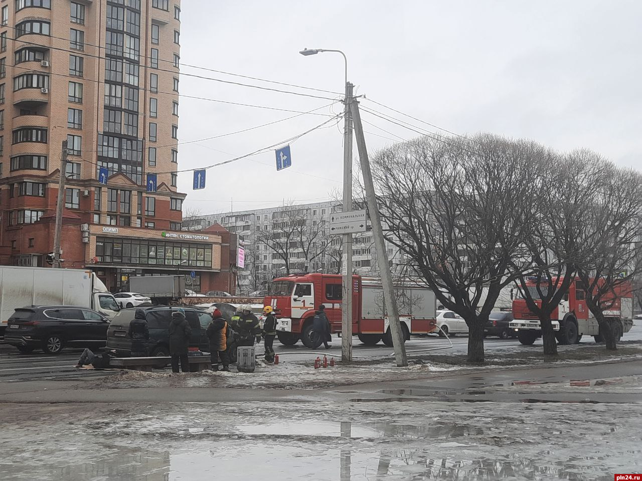 Горящий автомобиль собрал пробку на улице Юбилейной в Пскове. ФОТО