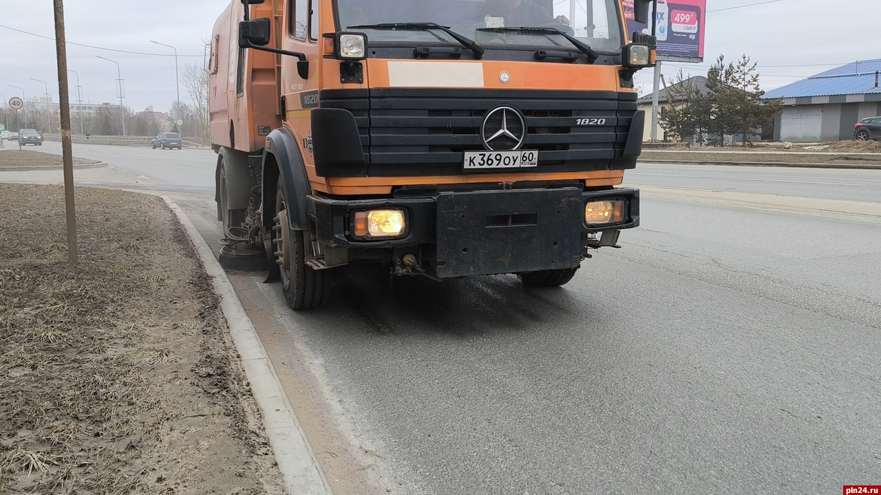 Полив дорог начали проводить на псковских улицах : Псковская Лента Новостей  / ПЛН