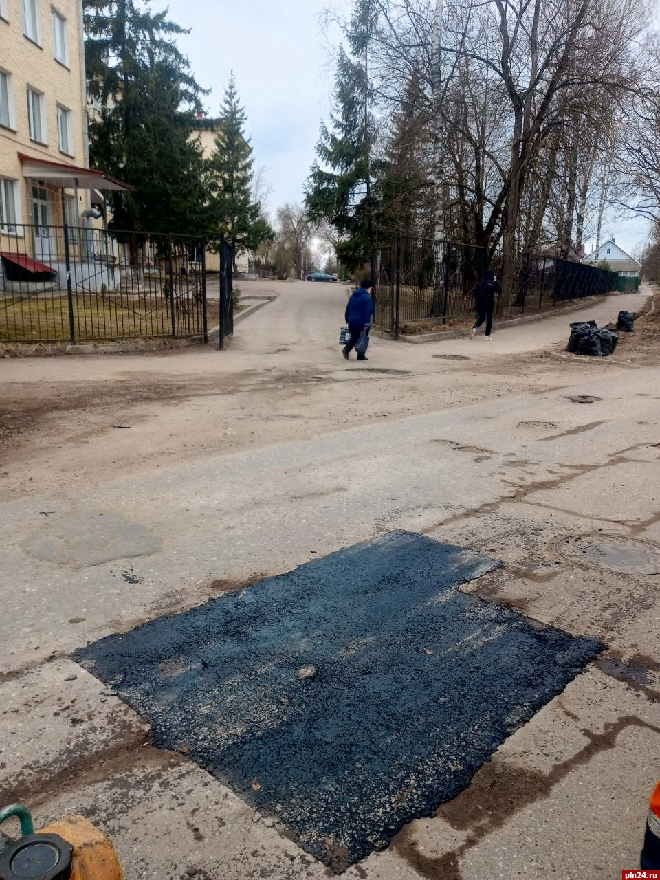 В Великих Луках продолжается весенняя генеральная уборка : Псковская Лента  Новостей / ПЛН