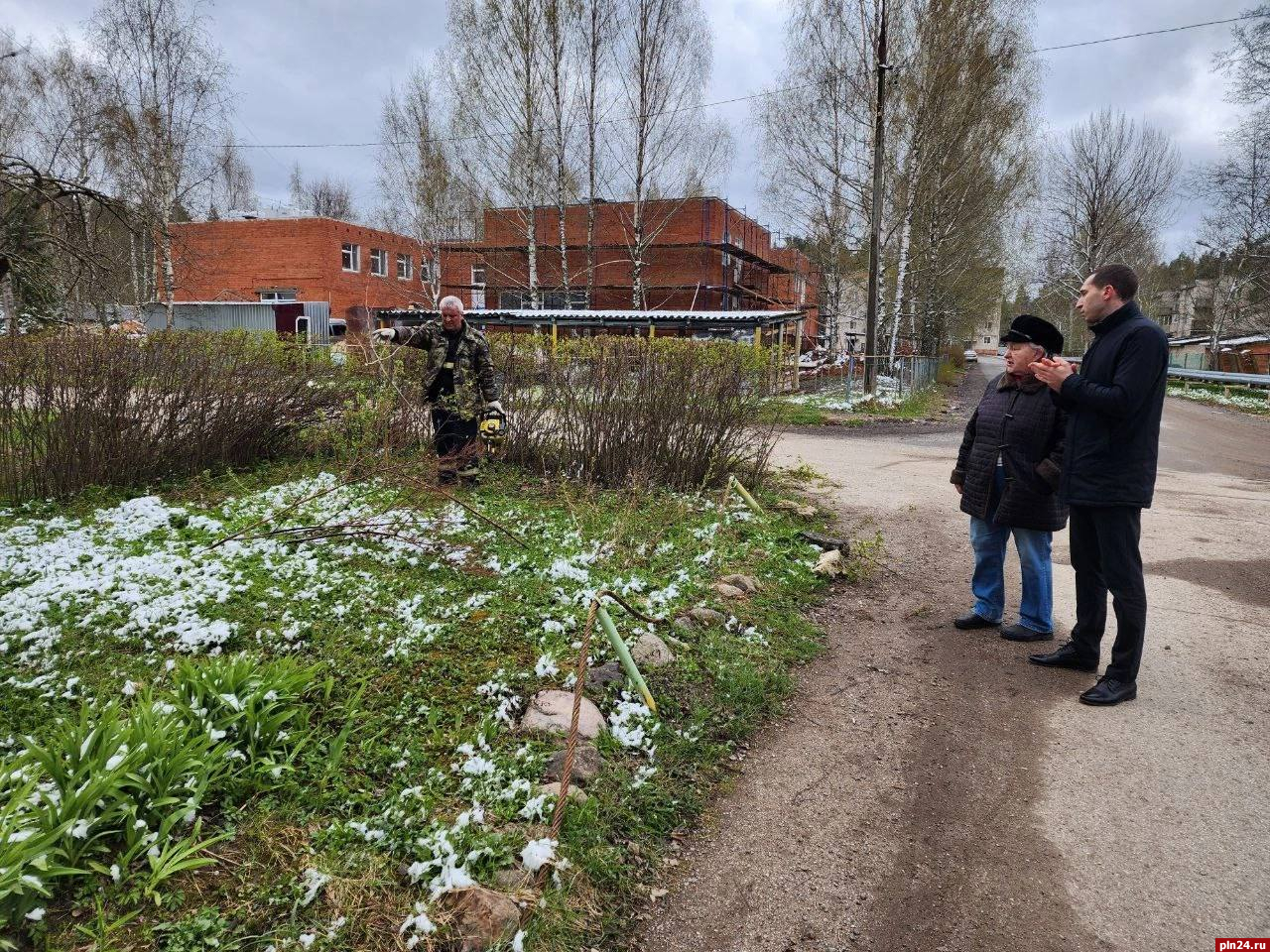 Управляющая компания «Новый квартал» привела в порядок территорию дома в  Печорах : Псковская Лента Новостей / ПЛН