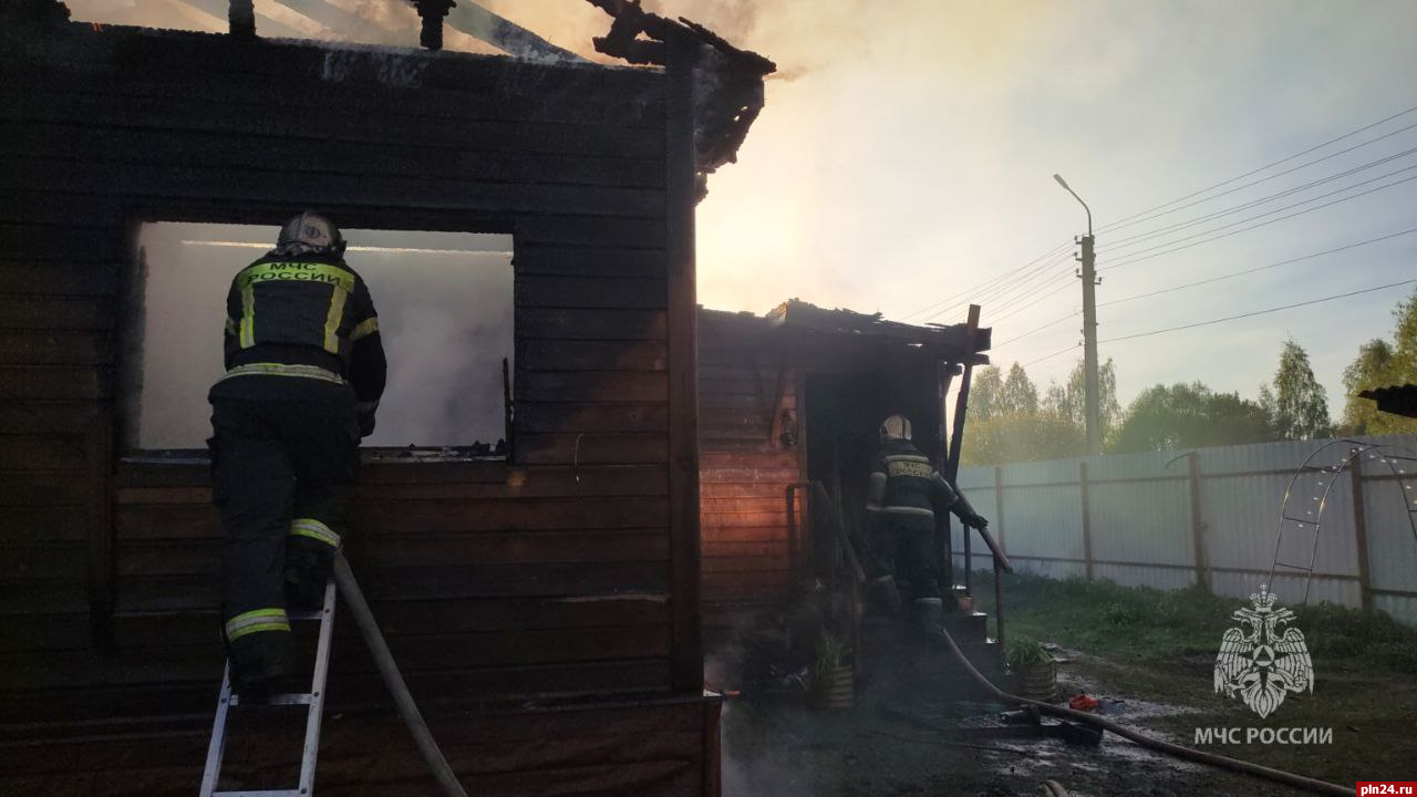 Труп обнаружили в сгоревшем доме на Завеличье : Псковская Лента Новостей /  ПЛН