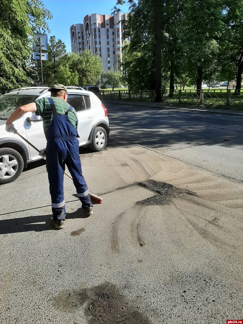 Барьерные ограждения мостов окрашивают в Пскове : Псковская Лента Новостей  / ПЛН