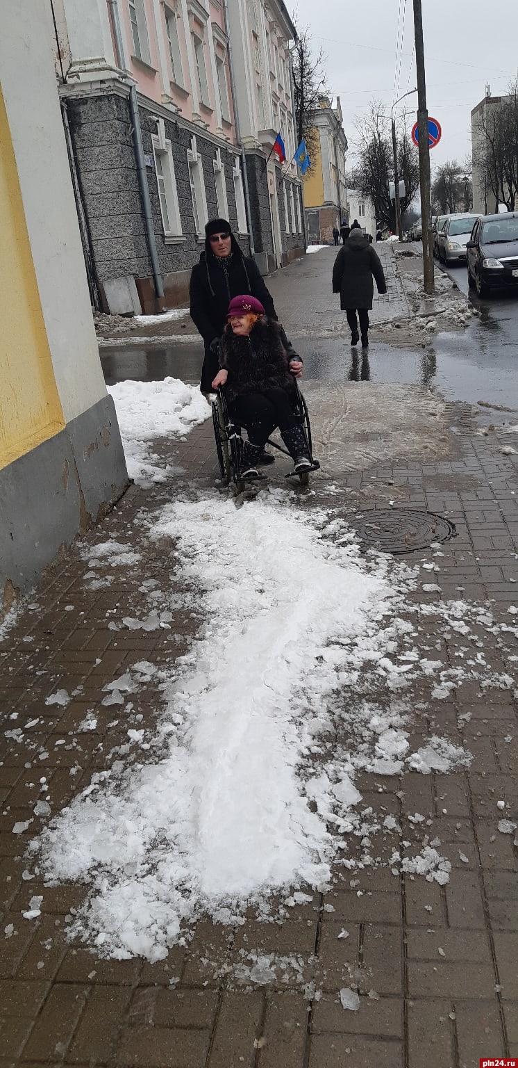 Лавина снега упала с крыши Псковской гордумы на инвалида-колясочника :  Псковская Лента Новостей / ПЛН