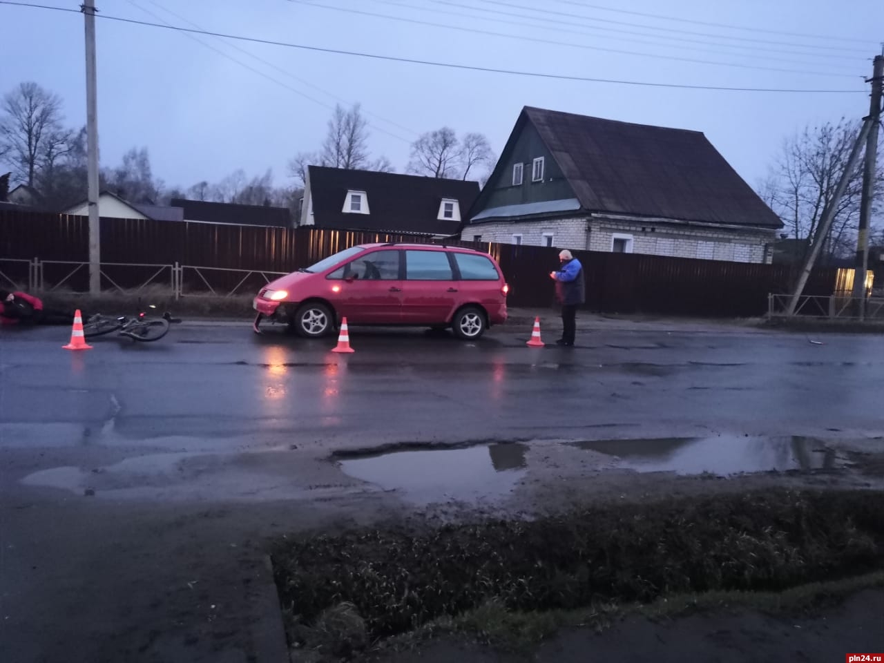 Велосипедист не уступил дорогу «Фольксвагену» в Великих Луках. ФОТО :  Псковская Лента Новостей / ПЛН