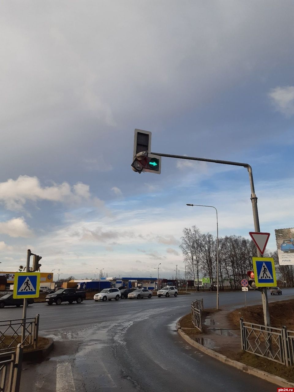 На Рижском проспекте в Пскове сильным ветром повреждены два светофора. ФОТО  : Псковская Лента Новостей / ПЛН