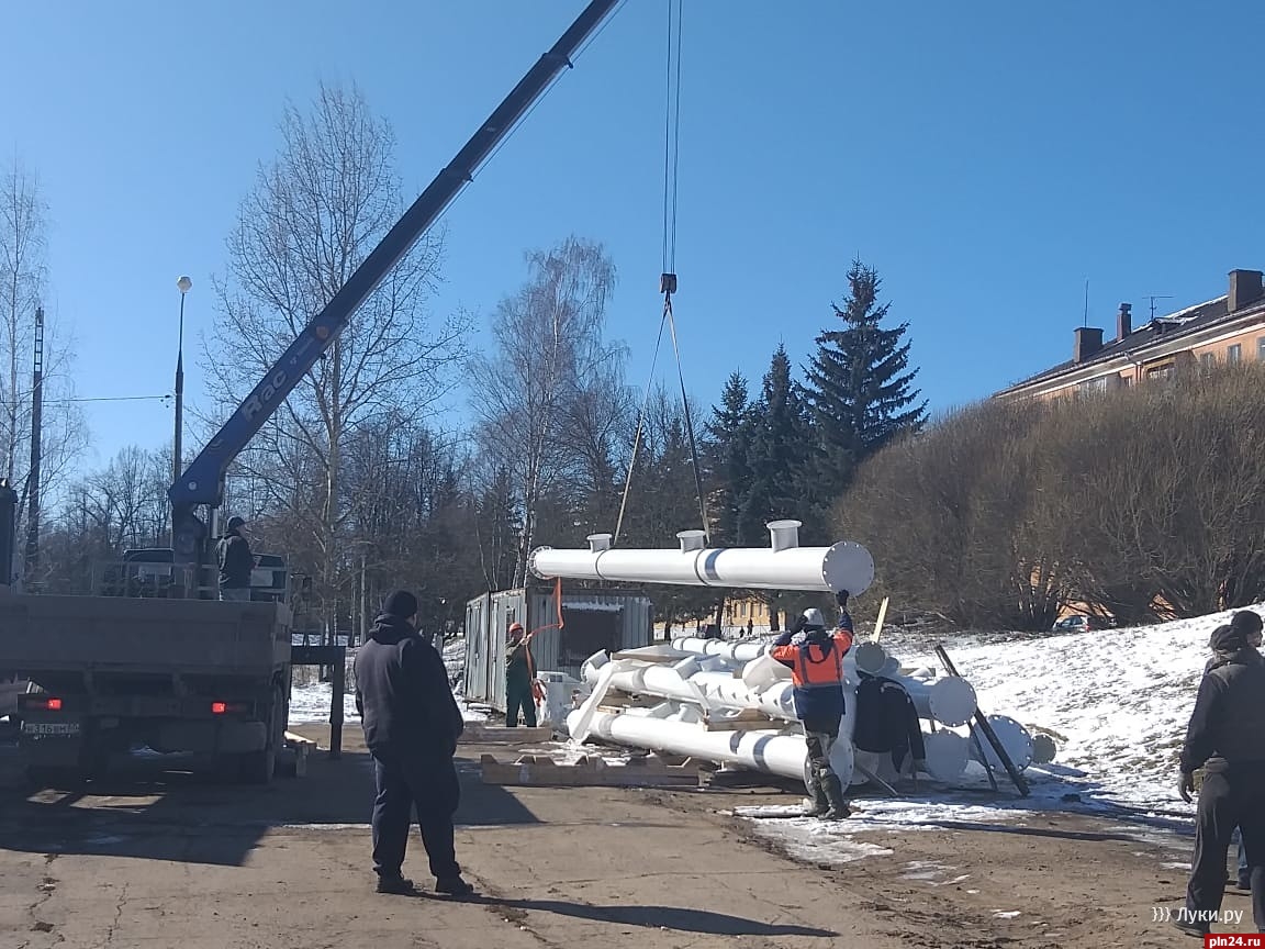 В Великих Луках начался монтаж нового колеса обозрения : Псковская Лента  Новостей / ПЛН