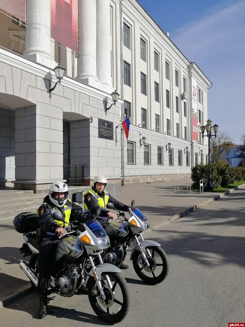 Псковские полицейские пересели на мотоциклы : Псковская Лента Новостей / ПЛН