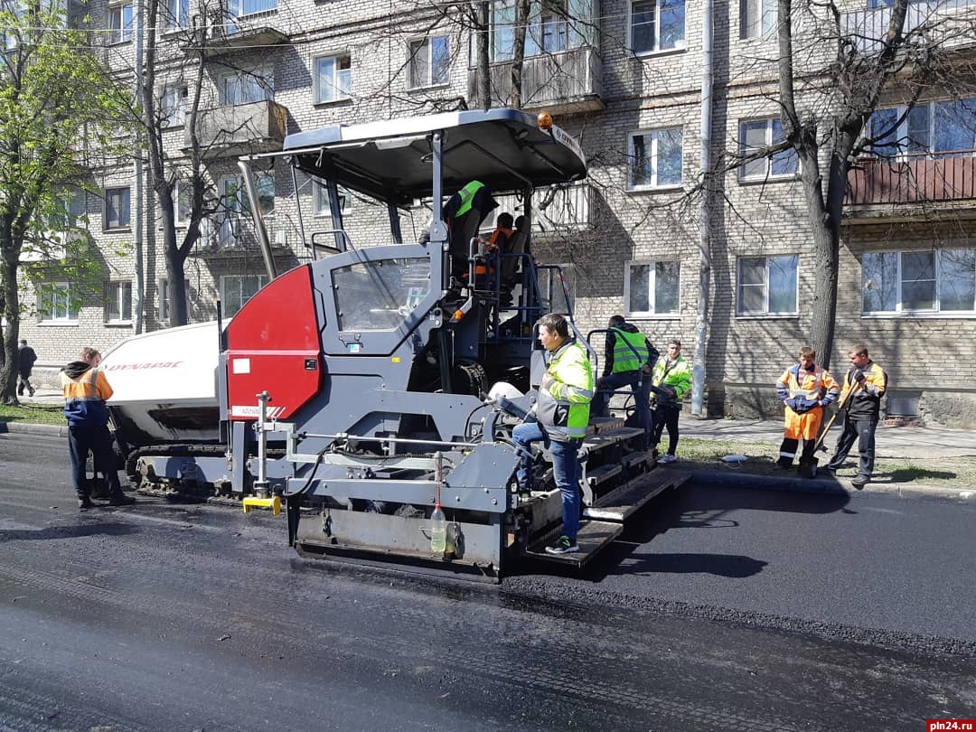 Финишный слой асфальта кладут на улице Гагарина в Пскове. ФОТО : Псковская  Лента Новостей / ПЛН