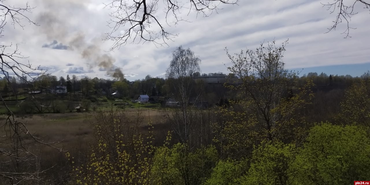 В Изборске сгорел жилой дом на две семьи. ФОТО, ВИДЕО : Псковская Лента  Новостей / ПЛН