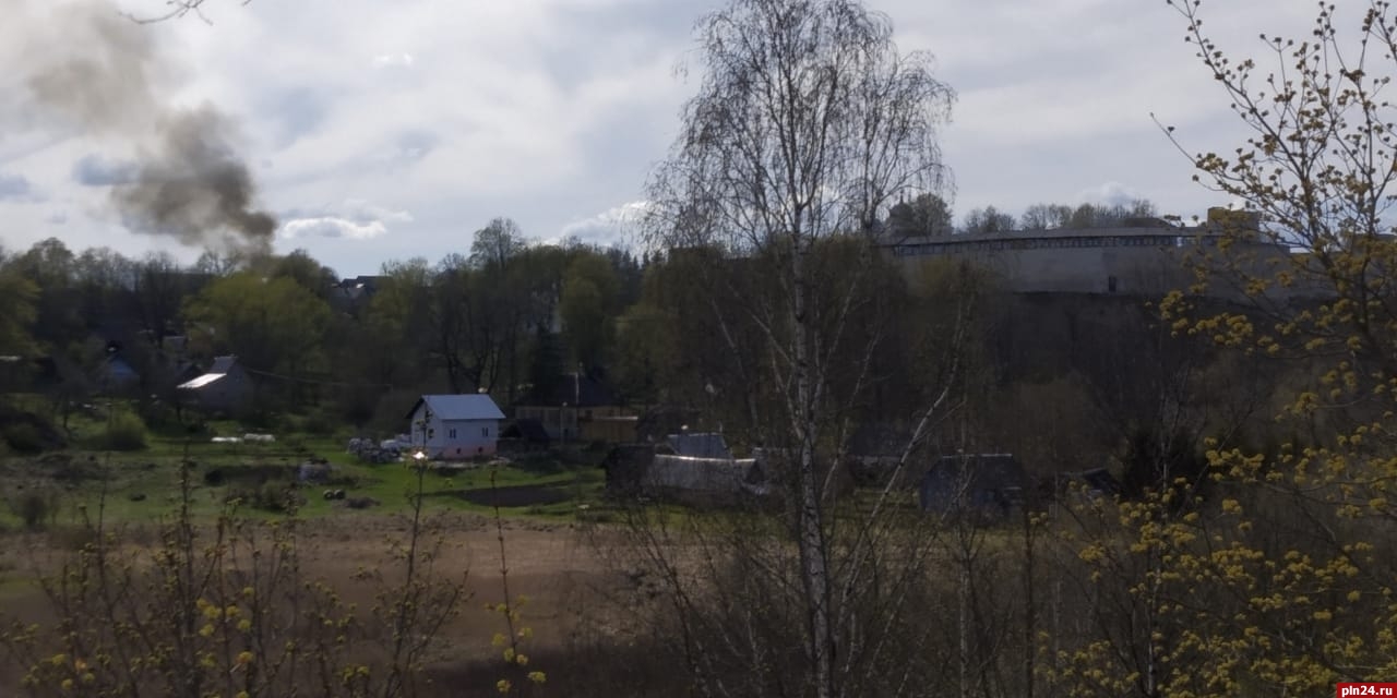 В Изборске сгорел жилой дом на две семьи. ФОТО, ВИДЕО : Псковская Лента  Новостей / ПЛН