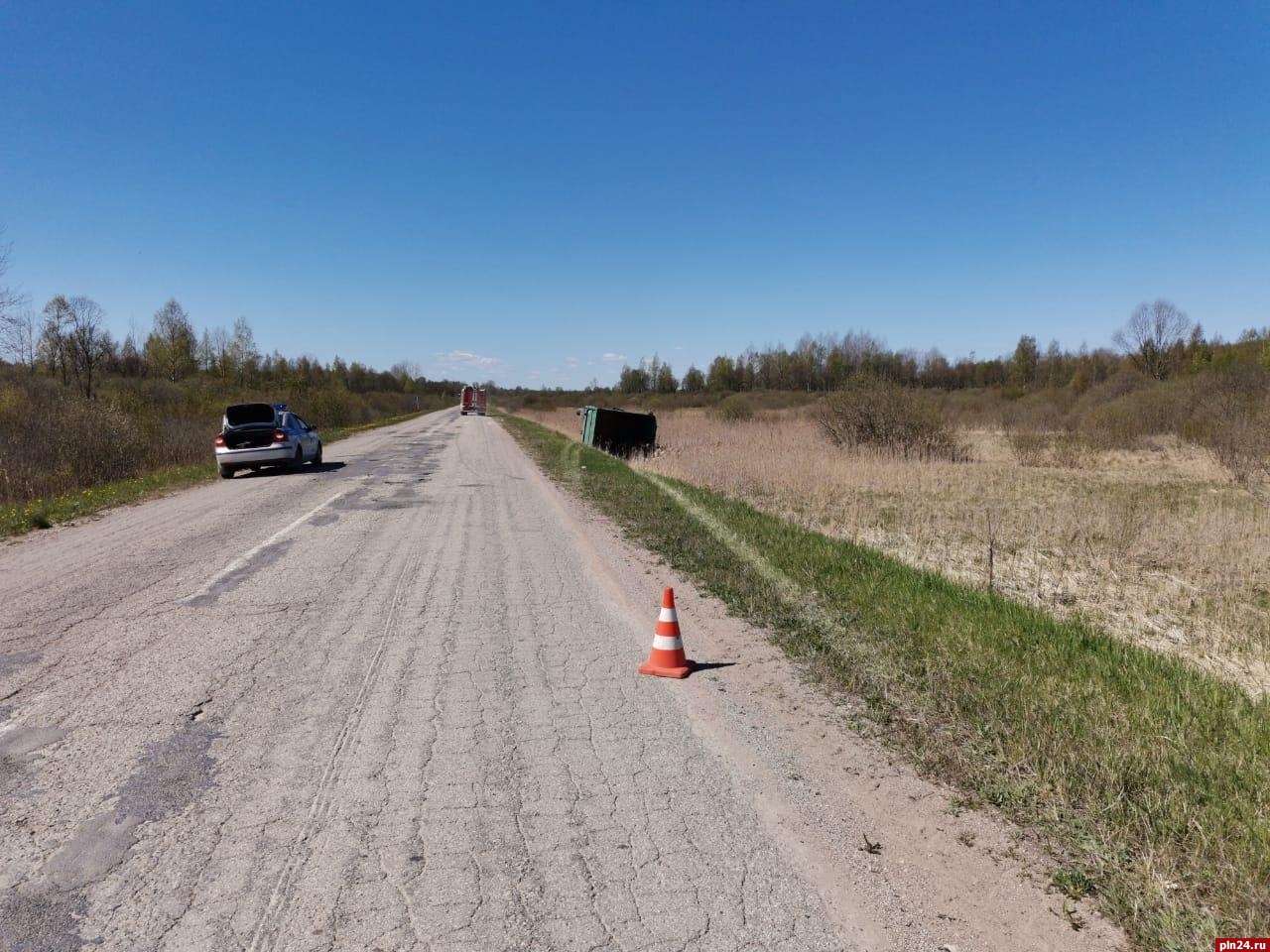 ГАЗ-66 опрокинулся в кювет на дороге Остров - Порхов. ФОТО : Псковская  Лента Новостей / ПЛН