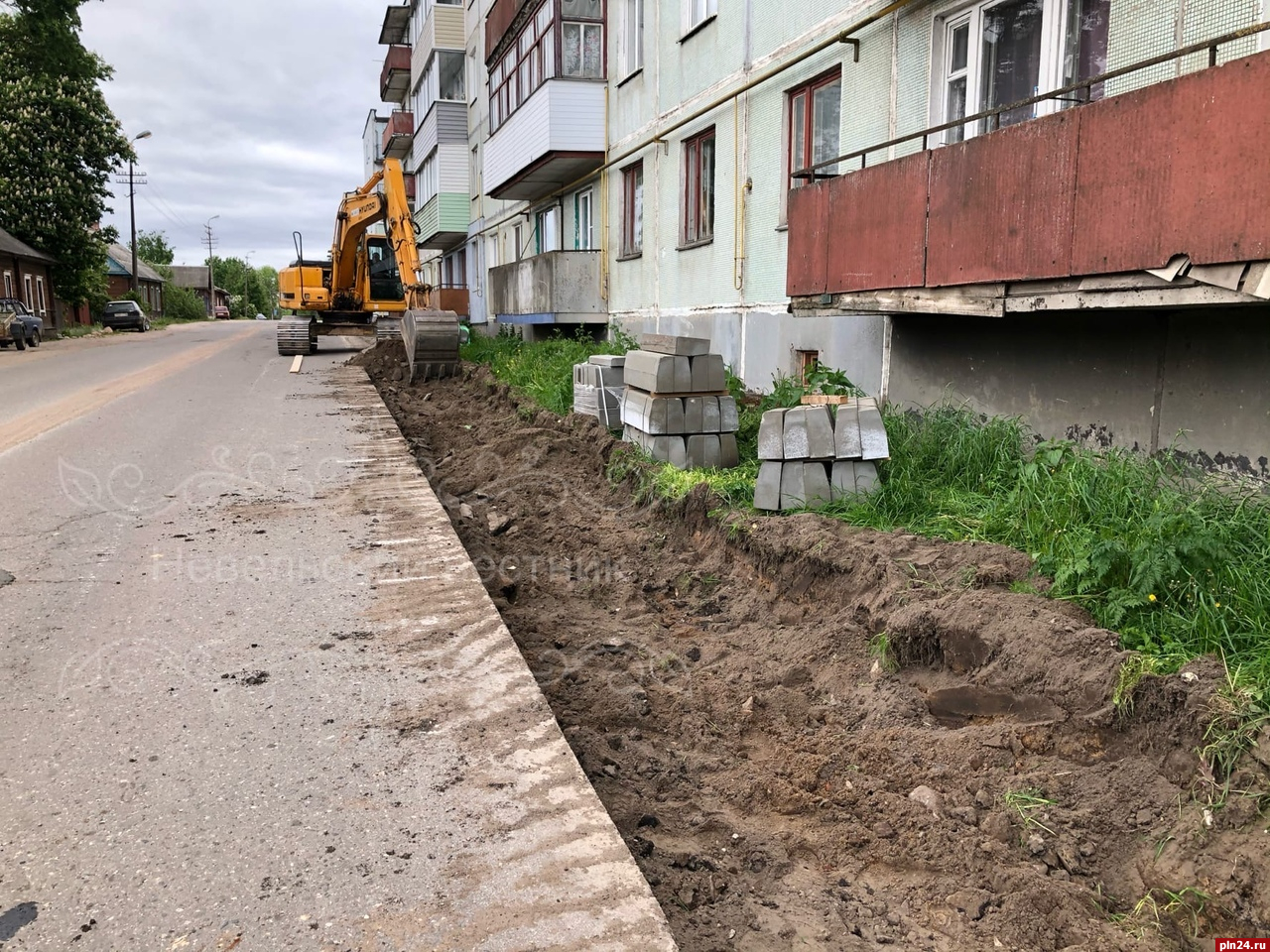 Фотофакт: В Невеле началось благоустройство пешеходной зоны на улице  Ломоносова : Псковская Лента Новостей / ПЛН