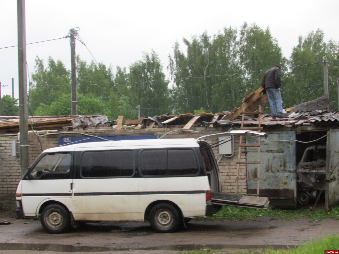 Торнадо» снес крыши гаражей в Гдове. ФОТО : Псковская Лента Новостей / ПЛН