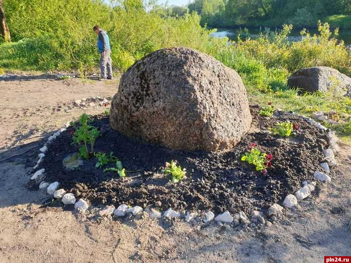 Женщина на пляже. Дикий пляж. Камни. Море. Владивосток. Россия.