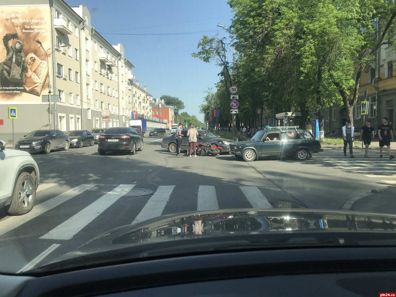 Перекресток октябрьская. Камера на перекрестке Октябрьский проспект Тверь. Круг на Октябрьском проспекте Псков.