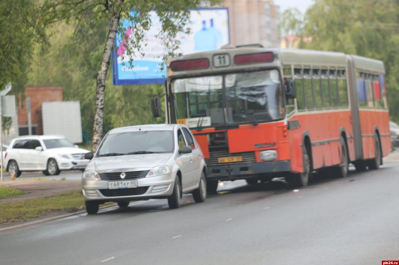 Автобус №11 попал в ДТП на улице Труда в Пскове