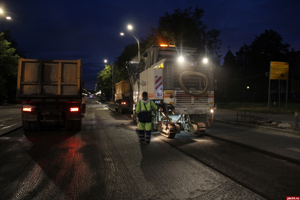укладка асфальта. ночные дорожные работы. дорожников 5 волгоград. волгоград нежданова асфальт. ночные дорожные работы.
