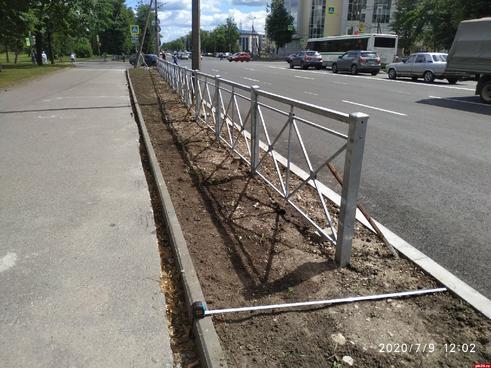 Убитые дороги» пожаловались в прокуратуру на новые дорожные ограждения в  Пскове