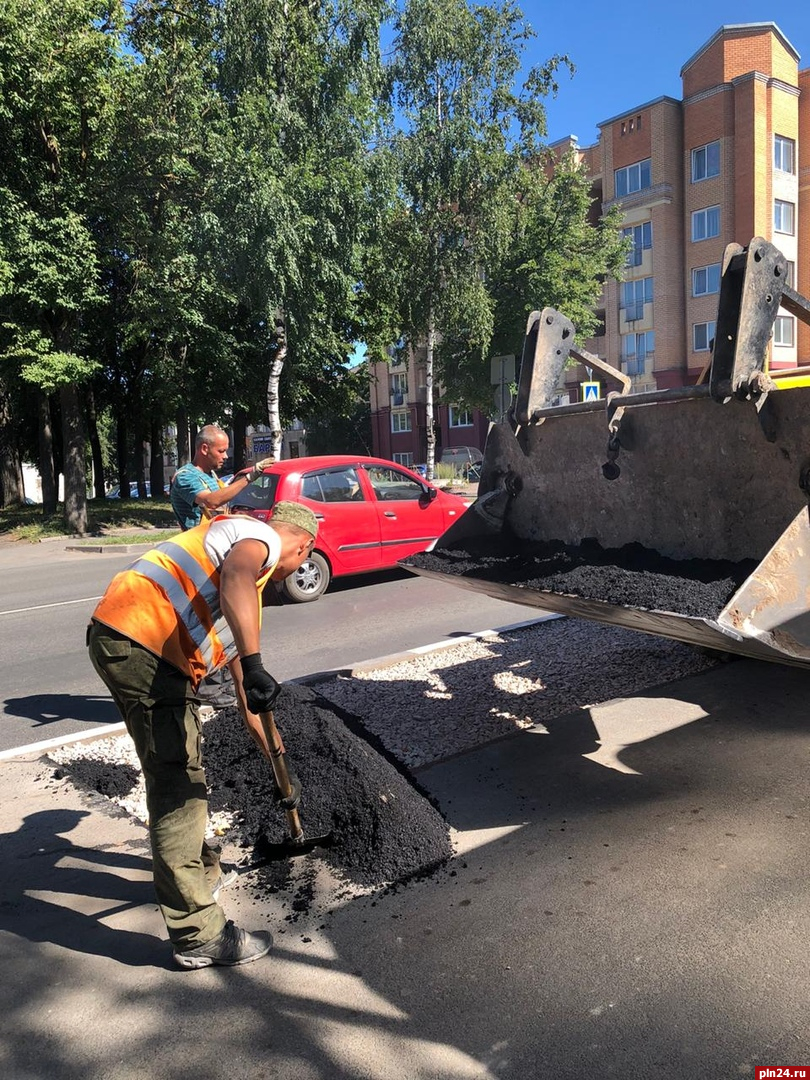 Фотофакт: Рабочие укладывают асфальт на улице Максима Горького в Пскове