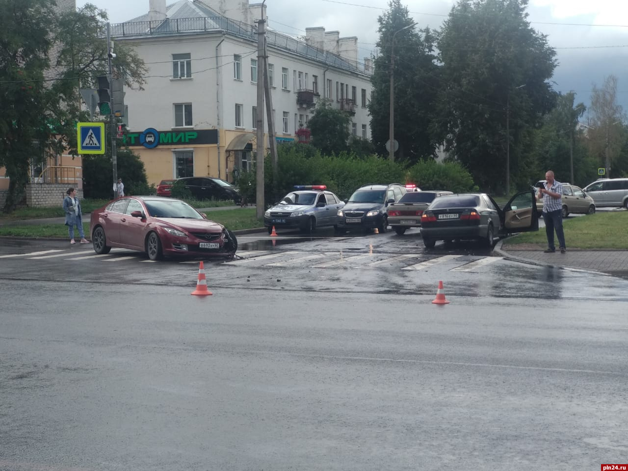 Три человека пострадали в ДТП на перекрестке Рижский - Петровская в Пскове.  ФОТО : Псковская Лента Новостей / ПЛН