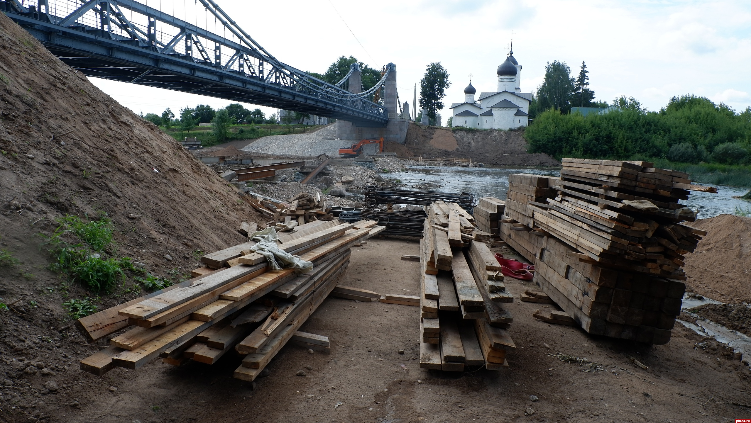 Новости острова псковской. Остров разобрать. Остров разбор. Строительство нового пешеходного моста в Пскове.