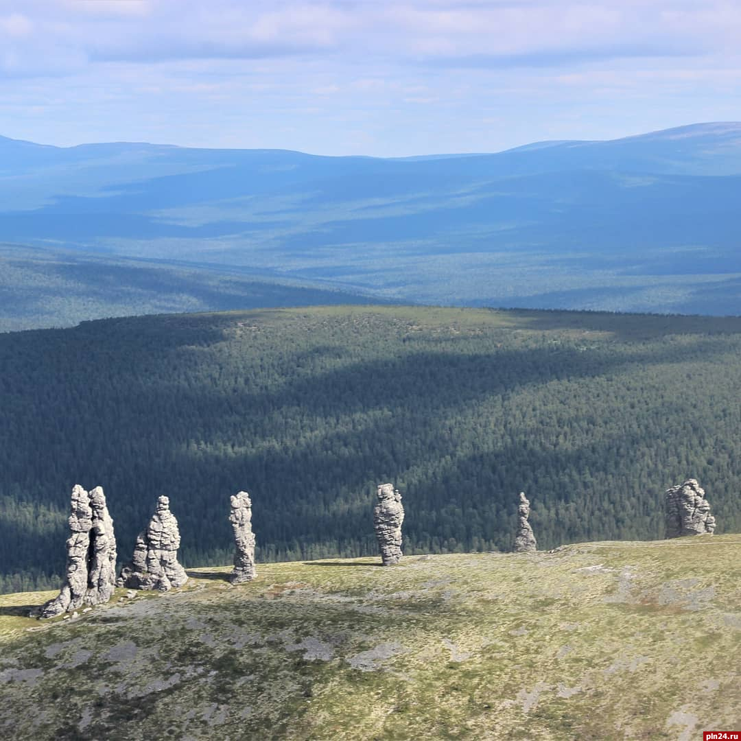 Самые высокие столбы. Печоро-Илычский заповедник к плато маньпупунёр. Перевал Дятлова столбы выветривания. Маньпупунер малая гора идолов. Сыктывкар Маньпупунер.