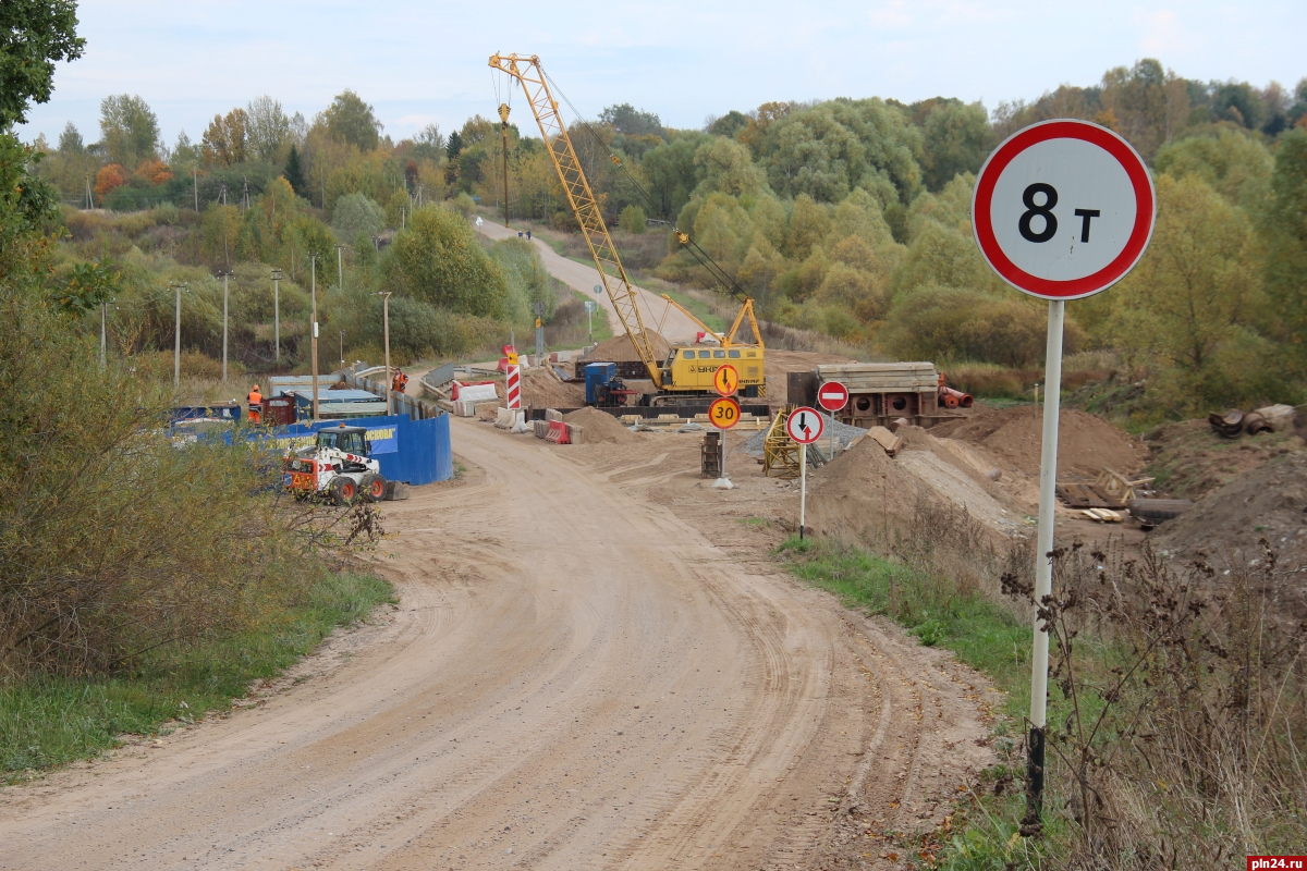 Опоры будущего моста через реку Ашевка возводят в Бежаницком районе :  Псковская Лента Новостей / ПЛН