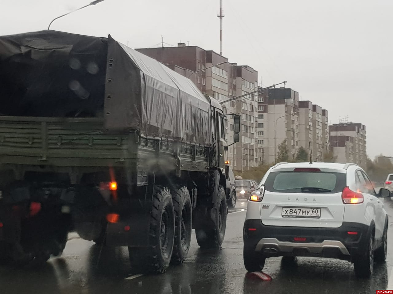 Военный грузовик и «Лада» столкнулись на Рижском проспекте в Пскове :  Псковская Лента Новостей / ПЛН