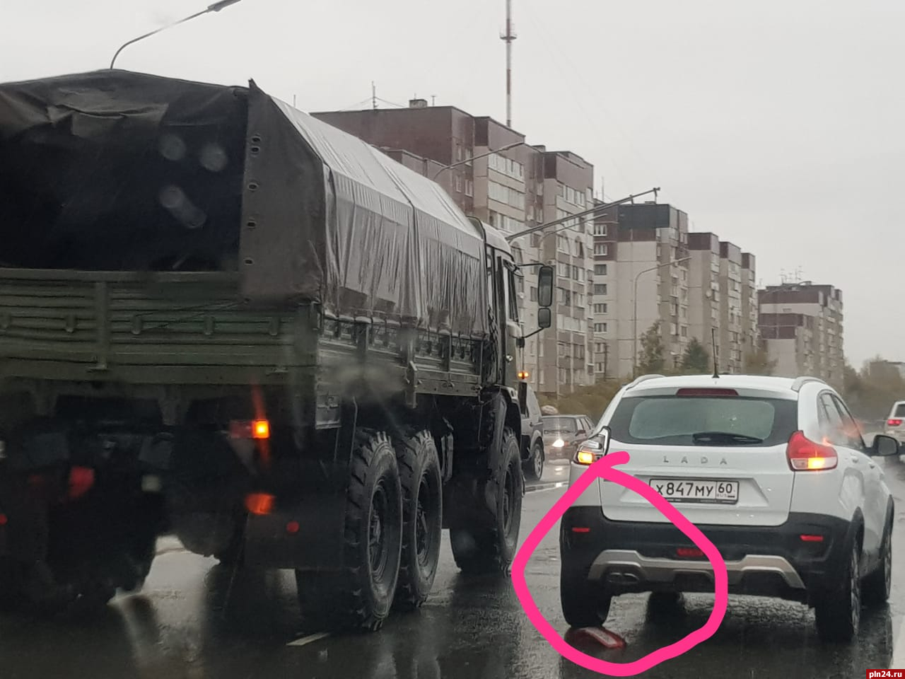 Военный грузовик и «Лада» столкнулись на Рижском проспекте в Пскове :  Псковская Лента Новостей / ПЛН