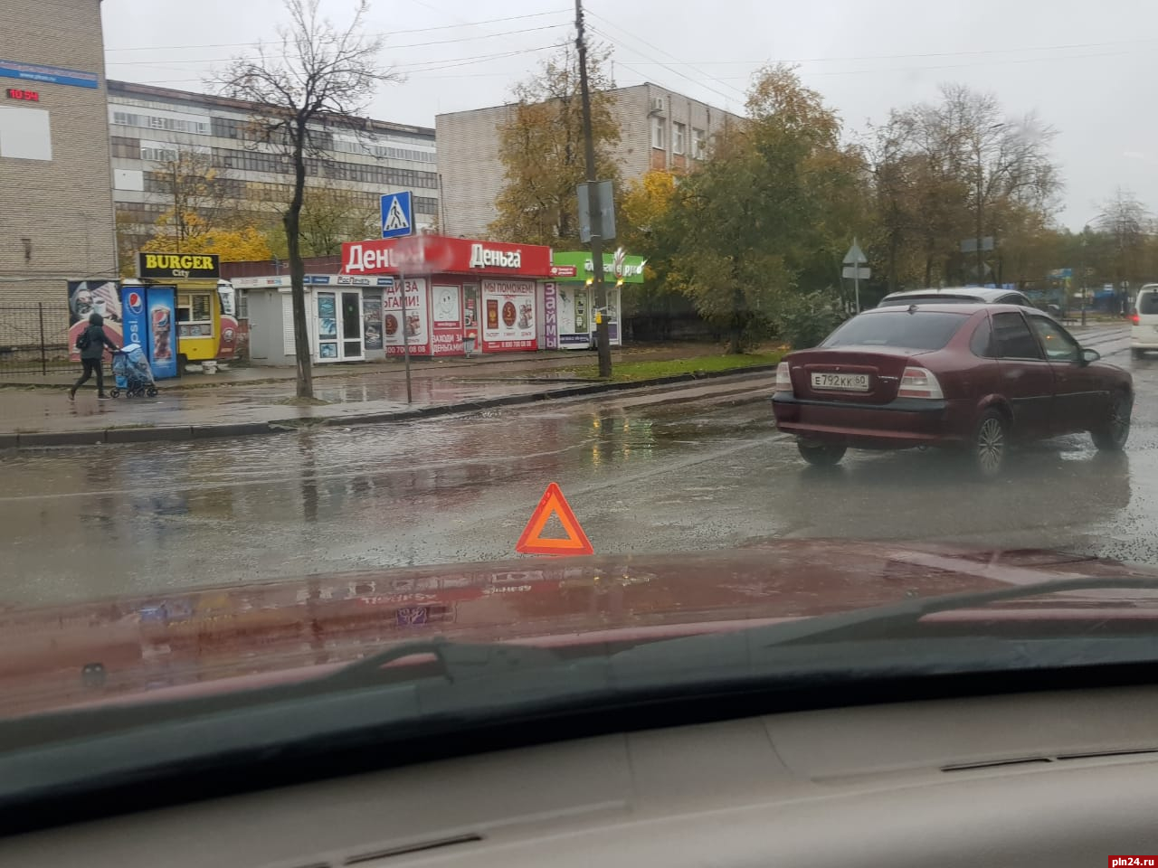 ДТП мешает движению на улице Фабрициуса в Пскове : Псковская Лента Новостей  / ПЛН