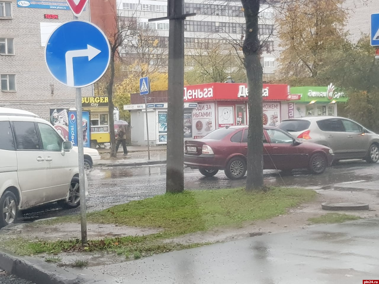 ДТП мешает движению на улице Фабрициуса в Пскове : Псковская Лента Новостей  / ПЛН