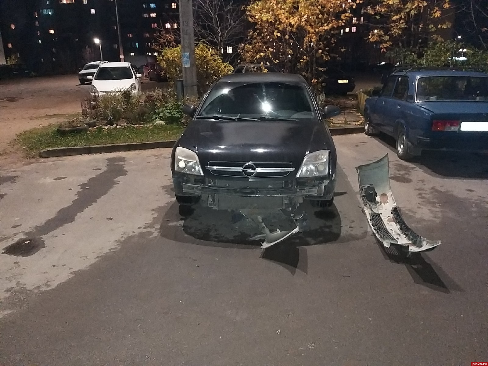 В Пскове ищут водителя, повредившего «Опель» во дворе на улице Доставалова  : Псковская Лента Новостей / ПЛН