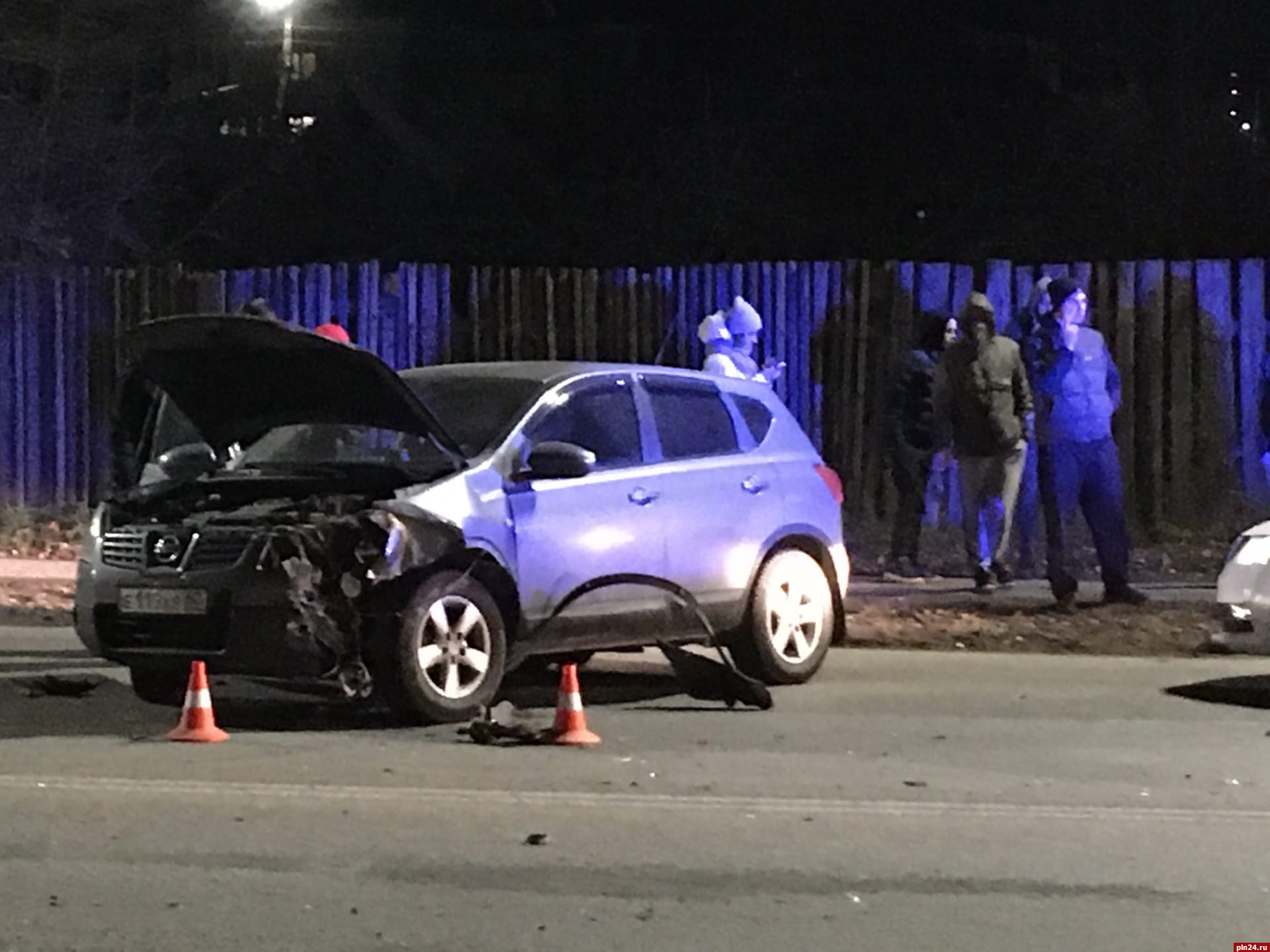 В Пскове неустановленный водитель врезался в Nissan и скрылся с места ДТП.  ФОТО : Псковская Лента Новостей / ПЛН