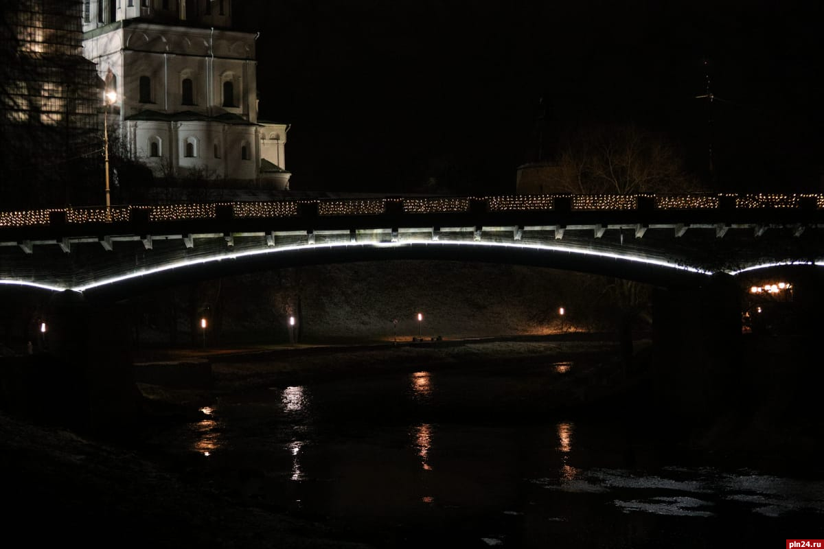 Фотофакт: Троицкий мост в Пскове украсили к Новому году : Псковская Лента  Новостей / ПЛН