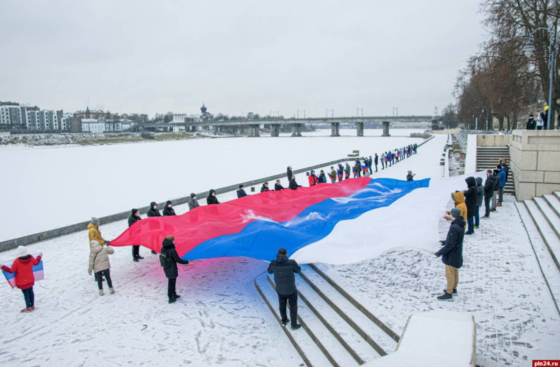 25-метровый флаг России развернули на набережной реки Великой в Пскове :  Псковская Лента Новостей / ПЛН