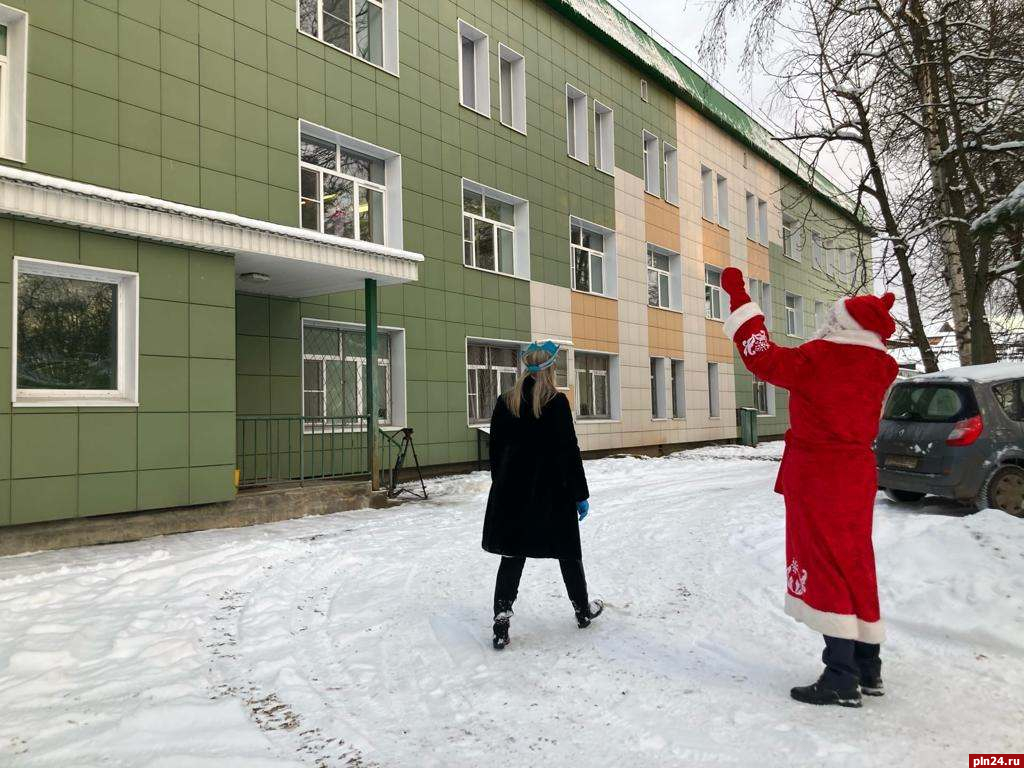 В Великих Луках волонтеры нарядили елку во дворе детской больницы :  Псковская Лента Новостей / ПЛН