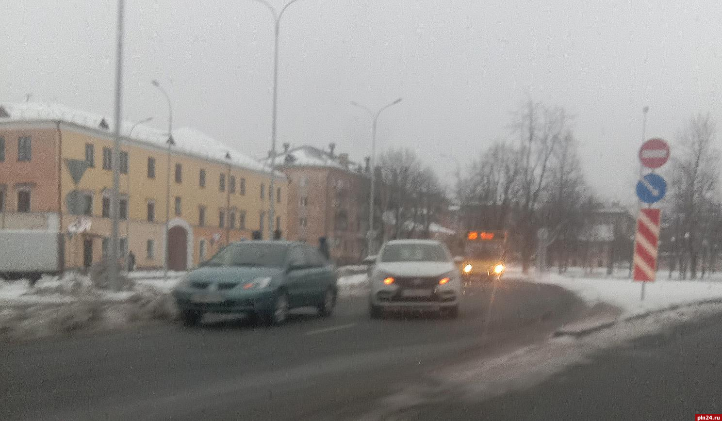 ДТП мешает движению на круговом пересечении улиц Поземского и Труда :  Псковская Лента Новостей / ПЛН