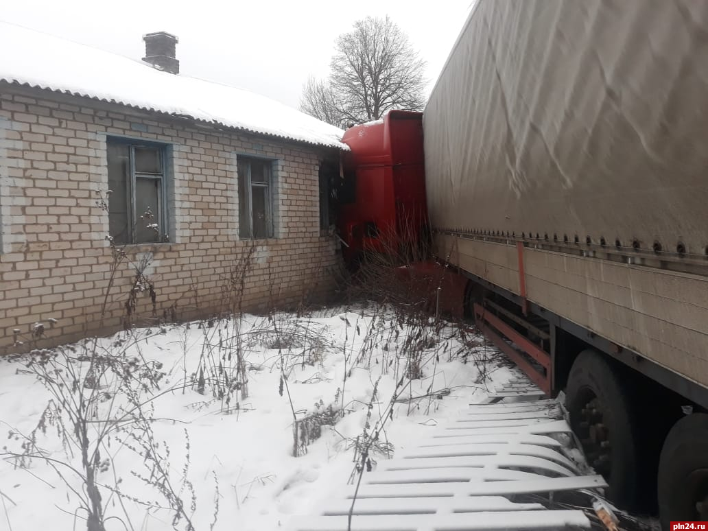 Стало известно, в чей дом врезался грузовик в Порховском районе. ФОТО :  Псковская Лента Новостей / ПЛН