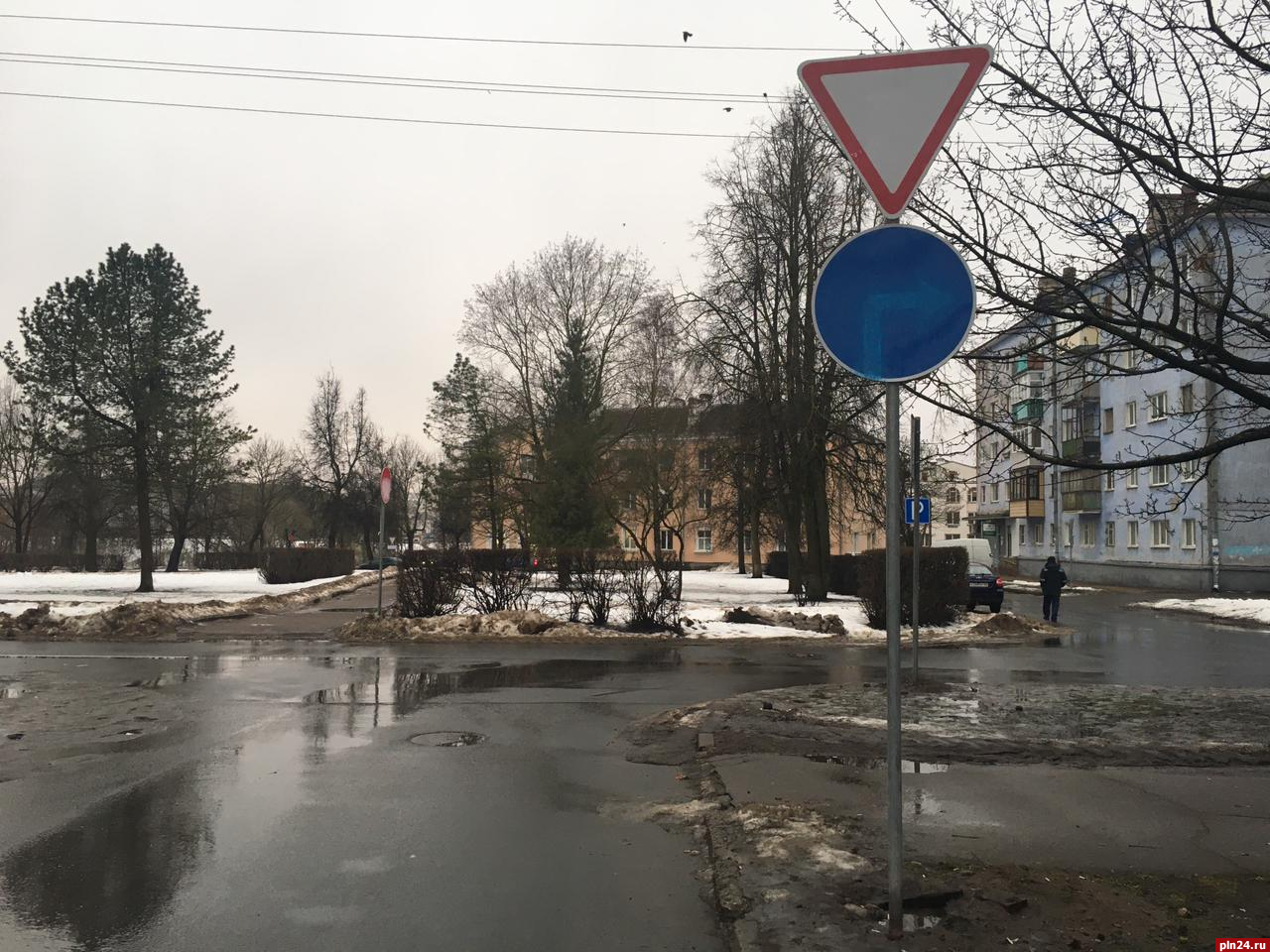 Фотофакт: На улице Волкова закрасили дорожные знаки : Псковская Лента  Новостей / ПЛН