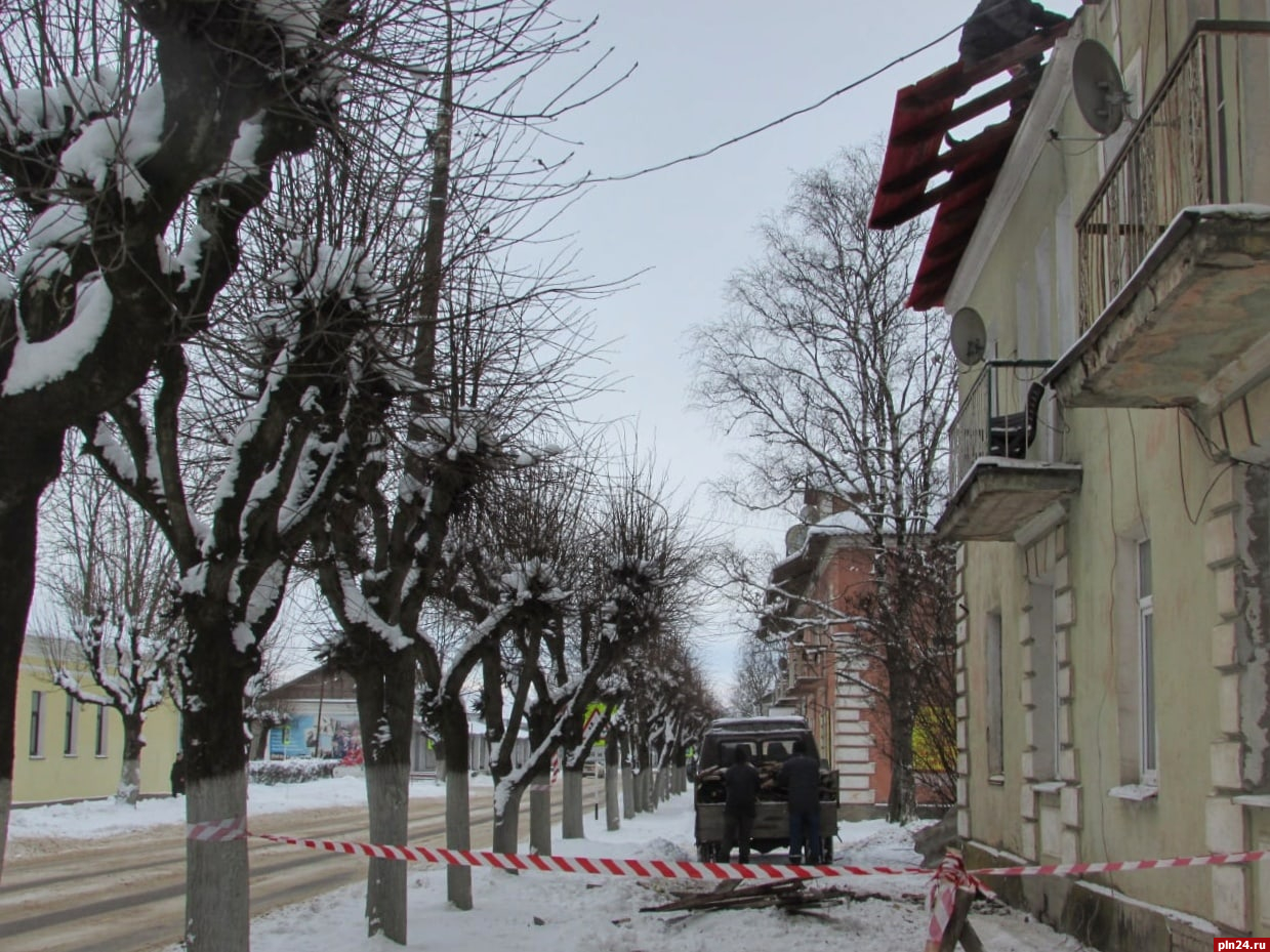 В доме на улице Карла Маркса, 23 в Гдове меняют кровлю : Псковская Лента  Новостей / ПЛН