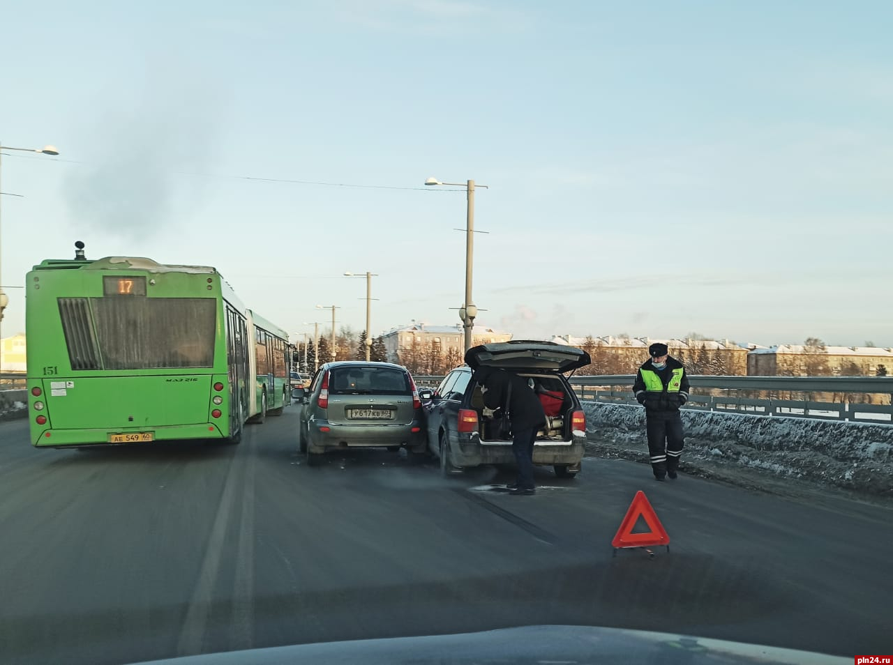 Опять пробка: на Ольгинском мосту в Пскове столкнулись два автомобиля :  Псковская Лента Новостей / ПЛН