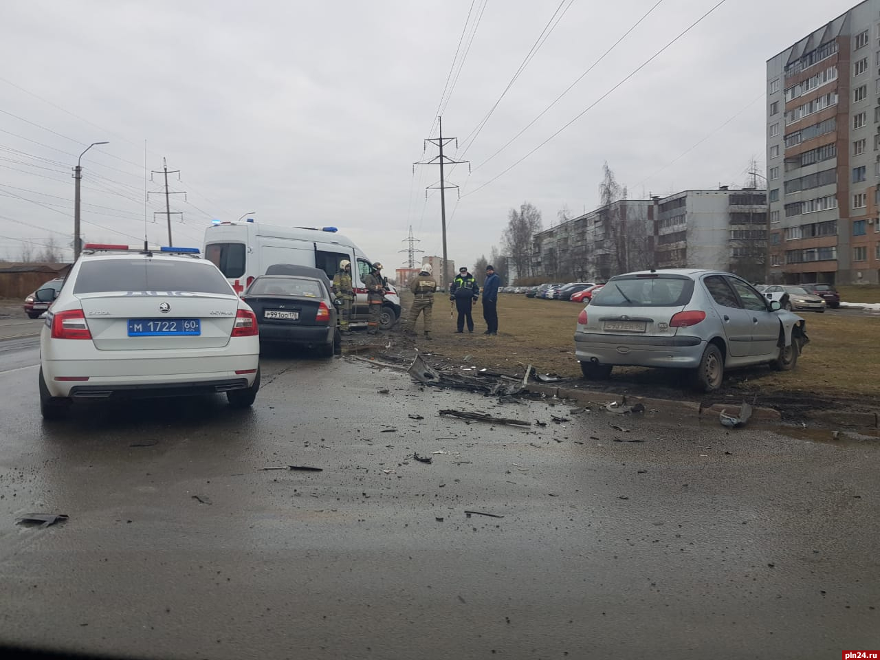 Два автомобиля столкнулись в Пскове на Инженерной. ФОТО : Псковская Лента  Новостей / ПЛН