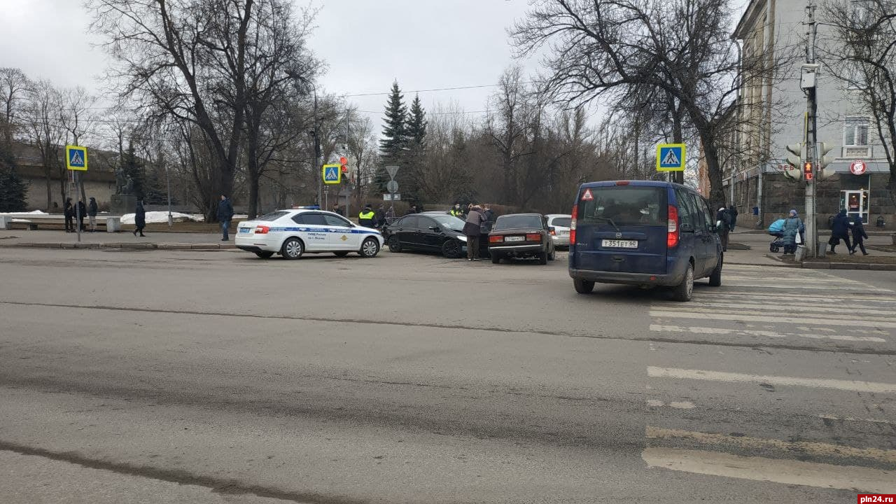 Победа октябрьский просп 17 псков фото Движение затруднено на перекрестке Октябрьского и Кузнецкой в Пскове из-за ДТП. 