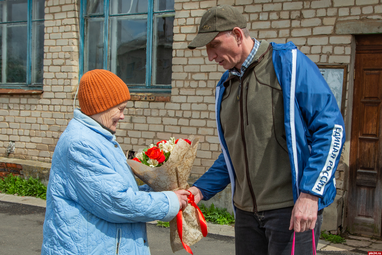 Александр Козловский помог пенсионерке из Куньинского района посадить  картофель : Псковская Лента Новостей / ПЛН