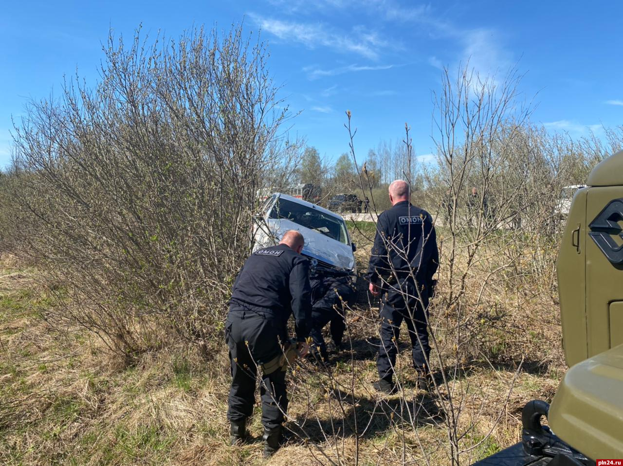 Сотрудники псковского ОМОН помогли попавшему в ДТП водителю : Псковская  Лента Новостей / ПЛН