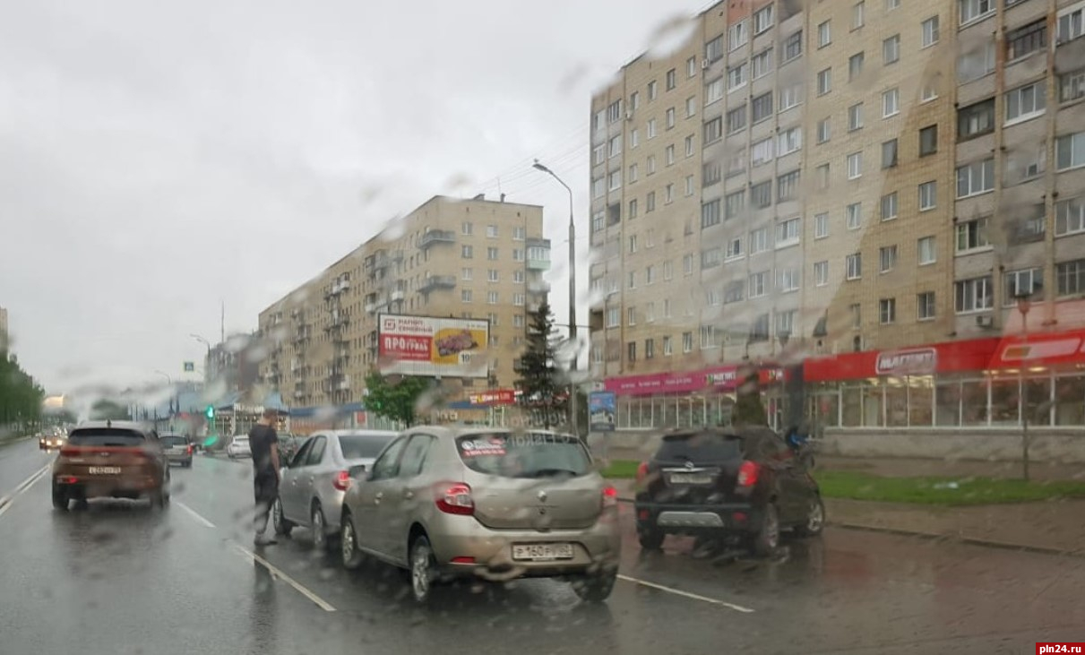 ДТП мешает движению автомобилей на Рижском проспекте в Пскове : Псковская  Лента Новостей / ПЛН