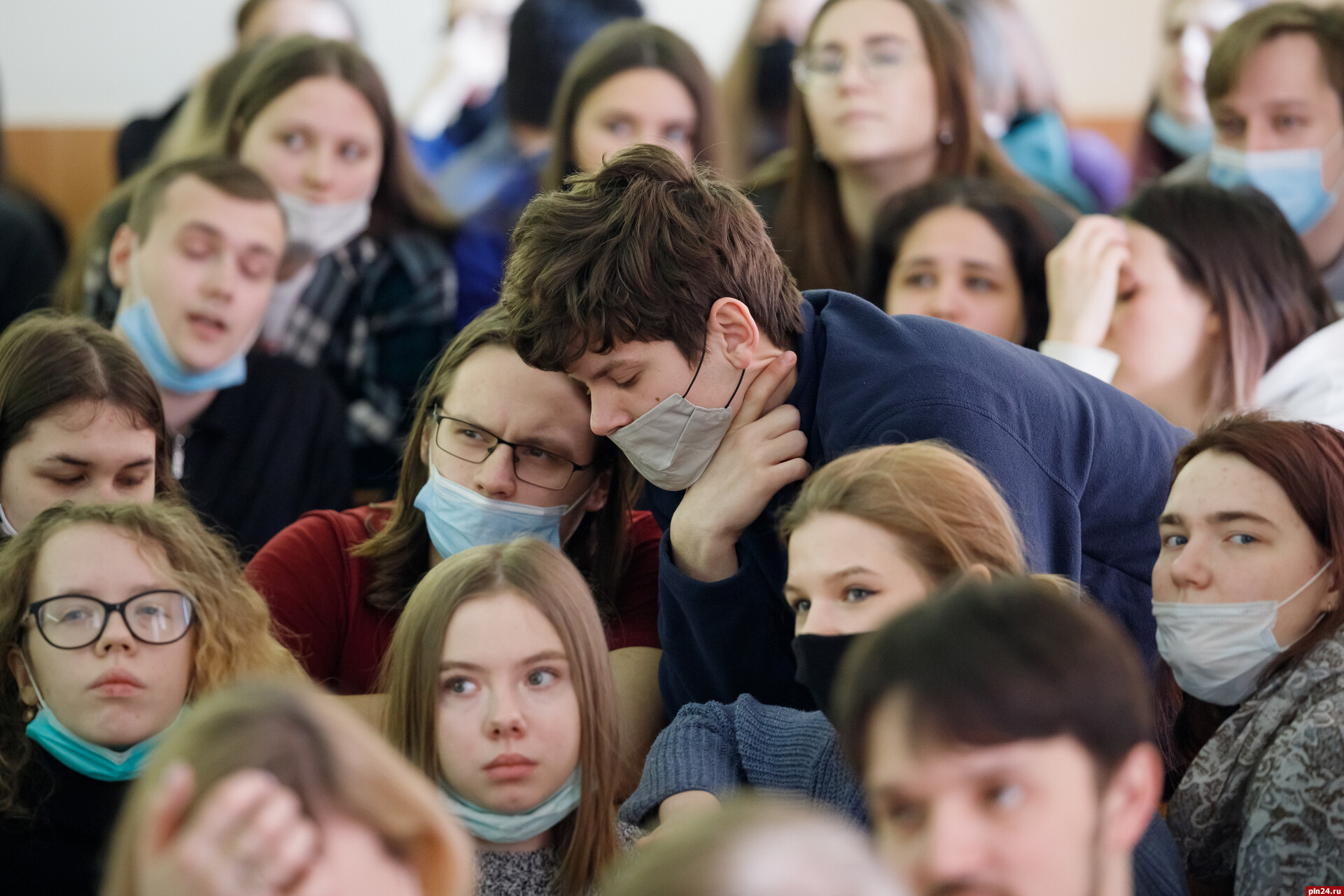 Студент современного вуза. Студенты в современном мире. Студент думает. Образование Псковской области. Псковские студенты.